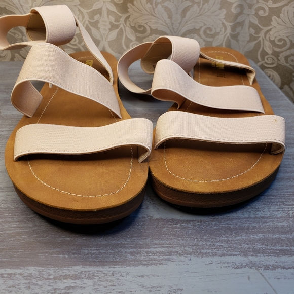Cushionaire Memory Foam Sandals with Ankle-Straps Size 7½ - Picture 2 of 10